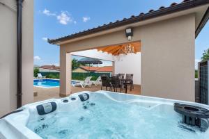 Villa Buroli with Pool, Sauna and Jacuzzi 