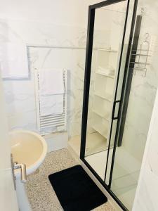 Au Pied Des Remparts