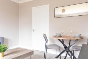 2 BDR House By Caledonia Luxe Stays Short Lets & Serviced Accommodation Bargeddie