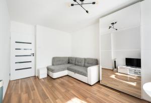 Chodecka Homely Apartment by BookingHost