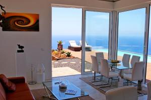 Moderne Architekten-Villa mit Infinity-Pool und Meerblick