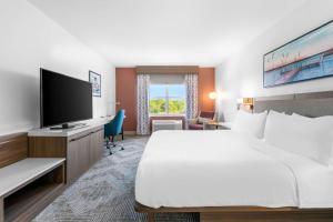 King Room with View room in Hilton Garden Inn Suffolk Riverfront