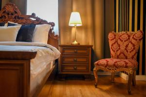 Centrally Located 2BR Apartment with Balcony & Unique Design