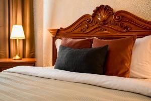 Centrally Located 2BR Apartment with Balcony & Unique Design