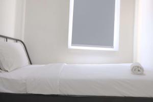 Modern Look 2BR at Apartment Parahyangan Residence By Travelio