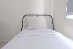 Modern Look 2BR at Apartment Parahyangan Residence By Travelio