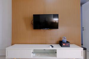 Modern Look 2BR at Apartment Parahyangan Residence By Travelio