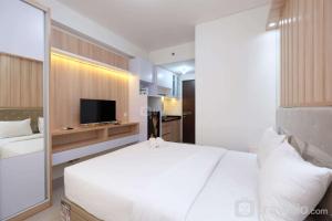 Cozy Living and Homey Studio Transpark Cibubur Apartment By Travelio