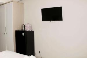 Homey and Cozy Studio Apartment at Elvis Tower By Travelio