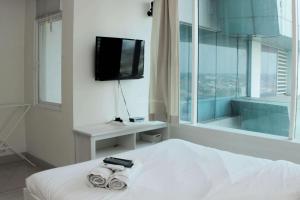 Warm and Cozy Studio at Grand Kamala Lagoon Apartment By Travelio