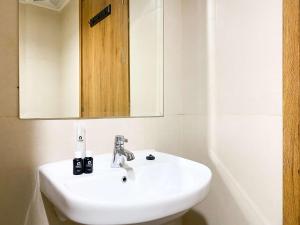 Modern Studio at Gateway Park LRT City Jatibening Apartment By Travelio