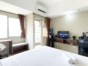 Modern Studio at Gateway Park LRT City Jatibening Apartment By Travelio