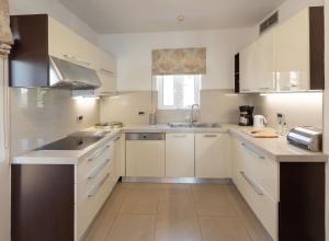 Holiday Maisonette in Varkiza by GHH