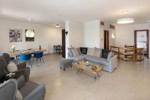 Holiday Maisonette in Varkiza by GHH