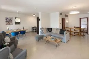 Holiday Maisonette in Varkiza by GHH - Vári