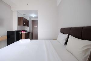 Cozy and Modern Look Studio Transpark Juanda Bekasi Timur Apartment By Travelio