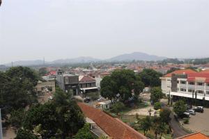 Spacious Studio The Edge Bandung Apartment By Travelio