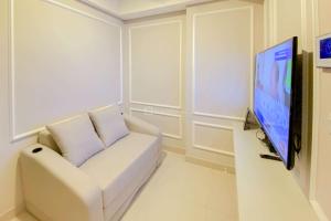 Well Furnished and Elegant 1BR Gold Coast Apartment By Travelio