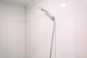 Best Deal and Modern 1BR Green Pramuka City Apartment By Travelio