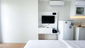 New and Modern Studio at Daan Mogot City Apartment By Travelio