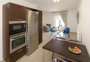 Holiday Maisonette in Varkiza by GHH