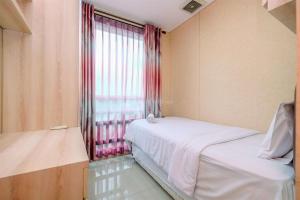 Nice and Comfort 2BR Apartment at Woodland Park Residence By Travelio