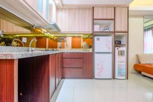 Nice and Comfort 2BR Apartment at Woodland Park Residence By Travelio