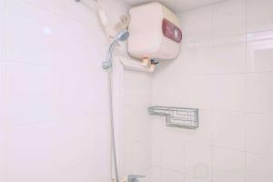 Big and Cozy 1BR Bassura City Apartment near Mall By Travelio