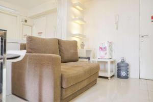 Comfort Living and Minimalist 1BR at Bassura City Apartment By Travelio