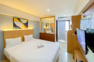 Cozy Living Studio at Kebagusan City Apartment By Travelio