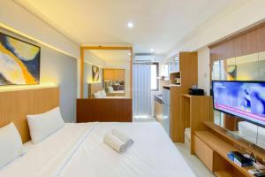 Cozy Living Studio at Kebagusan City Apartment By Travelio