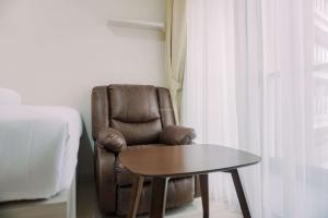 Homey and Warm Studio at 28th Floor Gold Coast Apartment By Travelio