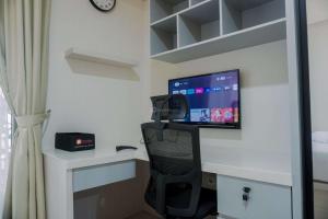 Homey and Warm Studio at 28th Floor Gold Coast Apartment By Travelio