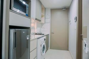 Homey and Warm Studio at 28th Floor Gold Coast Apartment By Travelio