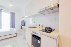 Restful and Cozy Studio Sky House Alam Sutera Apartment By Travelio