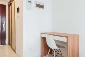 Restful and Cozy Studio Sky House Alam Sutera Apartment By Travelio