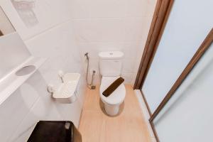 Restful and Cozy Studio Sky House Alam Sutera Apartment By Travelio