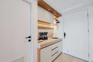 Modern and Comfort Look Studio Kingland Avenue Apartment By Travelio