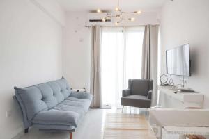 Homey and High Floor 2BR at Sky House BSD Apartment By Travelio