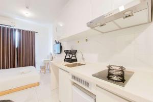 Simply and Nice Studio at Sky House Alam Sutera Apartment By Travelio