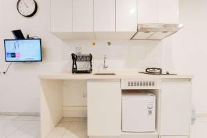 Simply and Nice Studio at Sky House Alam Sutera Apartment By Travelio