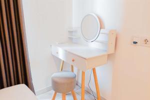 Simply and Nice Studio at Sky House Alam Sutera Apartment By Travelio