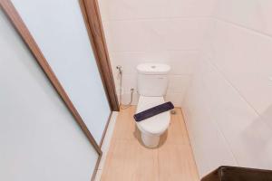 Stunning and Strategic Studio Apartment Sky House Alam Sutera By Travelio