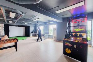 Stunning and Strategic Studio Apartment Sky House Alam Sutera By Travelio