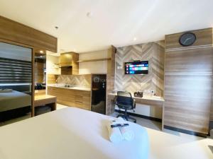 Cozy and Comfort Stay Studio Sentraland Semarang Apartment By Travelio