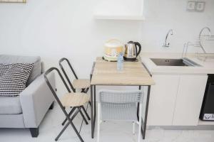 Comfrot 2BR at Sky House BSD Apartment By Travelio