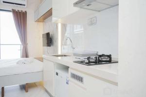 Cozy and Minimalist Studio Room at Sky House BSD Apartment By Travelio