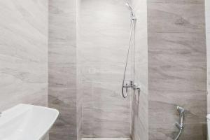 Good and Homey Studio at Collins Boulevard Apartment By Travelio