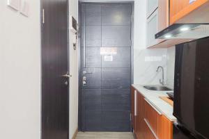 Good and Homey Studio at Collins Boulevard Apartment By Travelio