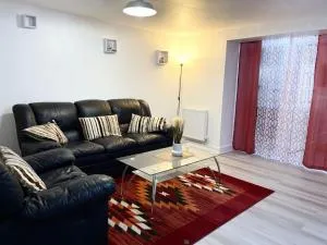 Crescent 2 Bedroom Apartment - Goodmayes